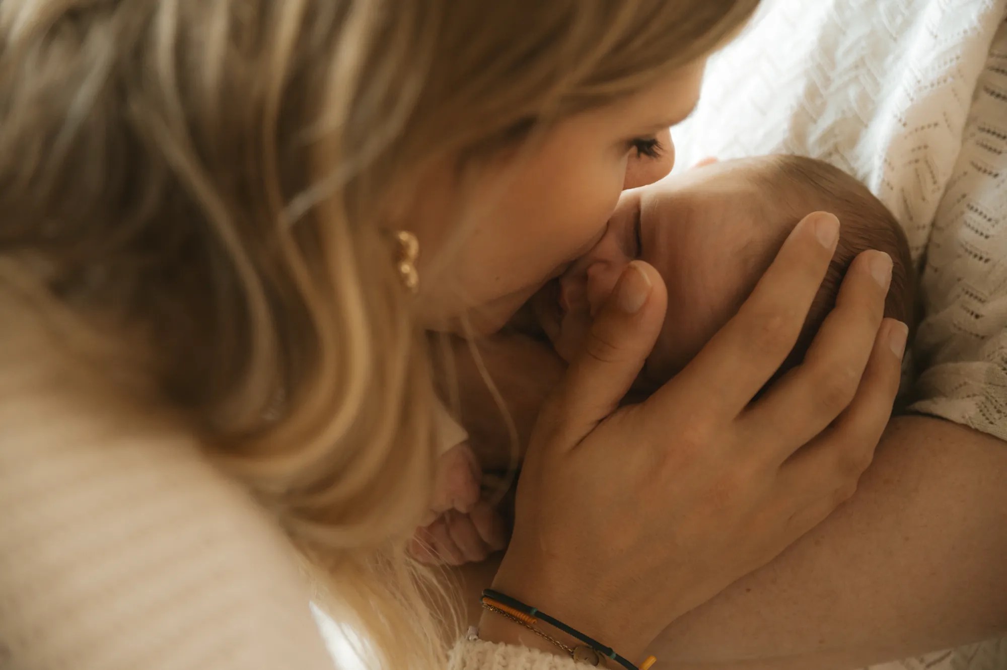 baby-mama Mama kust, knuffelt en troost baby liefdevol.